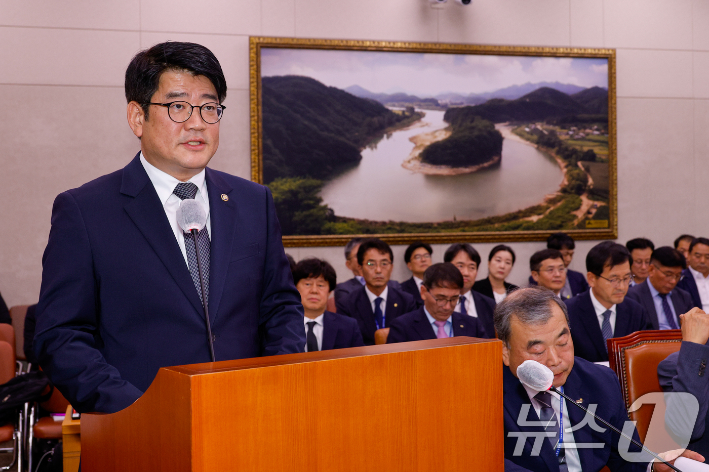 (서울=뉴스1) 안은나 기자 = 권재한 농촌진흥청장이 11일 오후 서울 여의도 국회 농림축산식품해양수산위원회에서 열린 농촌진흥청 등 국정감사에서 업무보고를 하고 있다. 2024.1 …