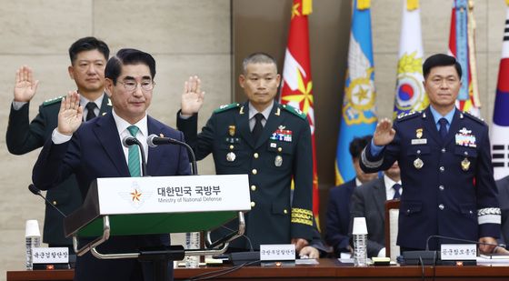 [국감]선서하는 김용현 국방부 장관