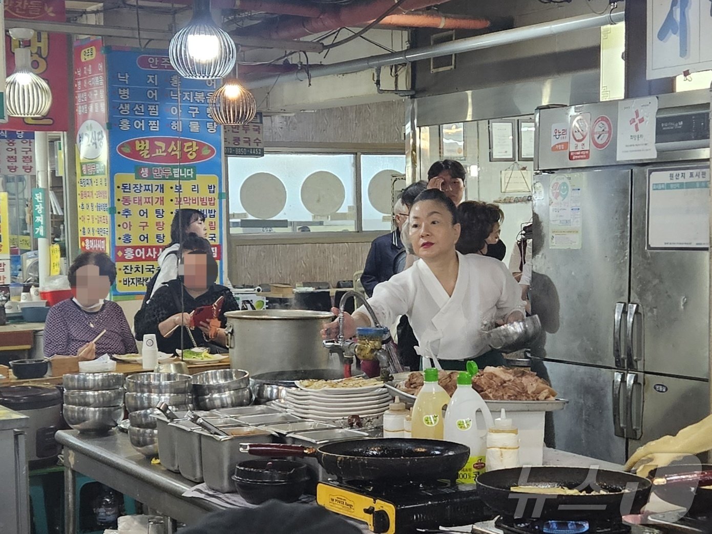 11일 오후 서울 동대문구 경동시장 안동국시 가게에서 넷플릭스 흑백요리사에 &#39;이모카세&#39;로 출연한 김미령 씨&#40;49&#41;가 국수를 삶고 있다. 2024.10.11/뉴스1 ⓒ뉴스1 장시온 기자