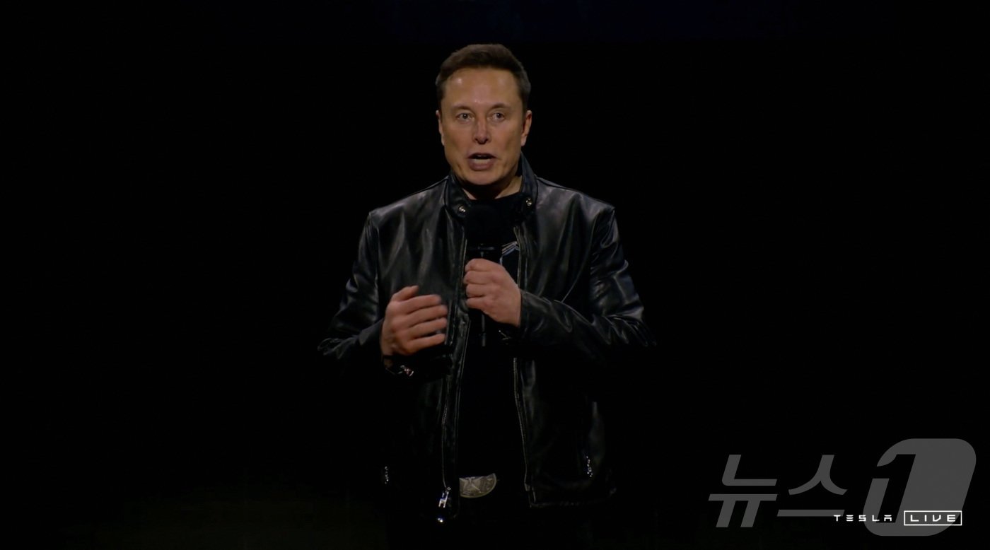 본문 이미지 - 10일(현지시간) 일론 머스크 테슬라 최고경영자(CEO)가 미국 캘리포니아주 로스앤젤레스에서 열린 테슬라 제품 공개 행사에서 발언하고 있다.(사진은 테슬라 영상 갈무리) 2024.10.10 ⓒ 로이터=뉴스1 ⓒ News1 김지완 기자