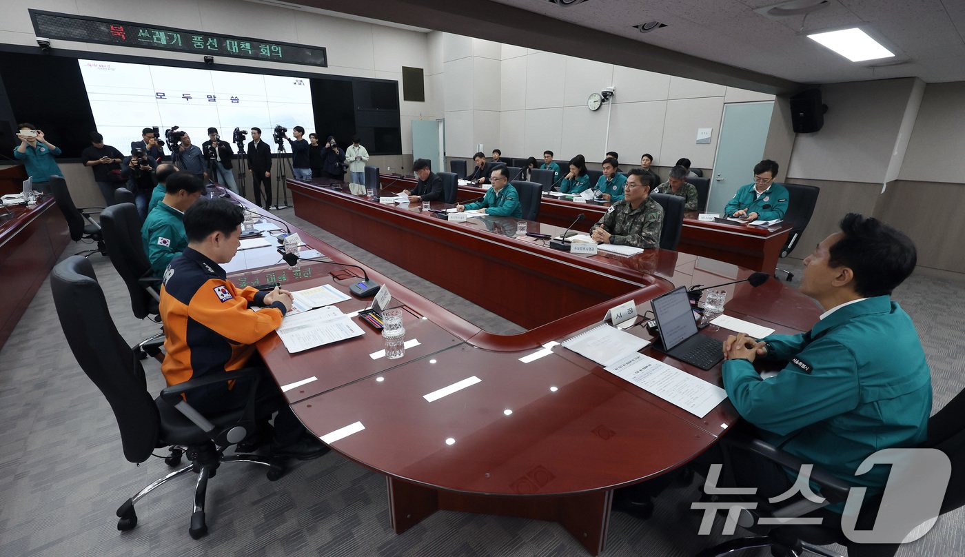 본문 이미지 - 오세훈 서울시장이 11일 오후 서울 중구 서울시청 충무기밀실에서 열린 北 쓰레기 풍선 화재대책 회의에 참석해 모두발언 하고 있다. 2024.10.11/뉴스1 ⓒ News1 이동해 기자