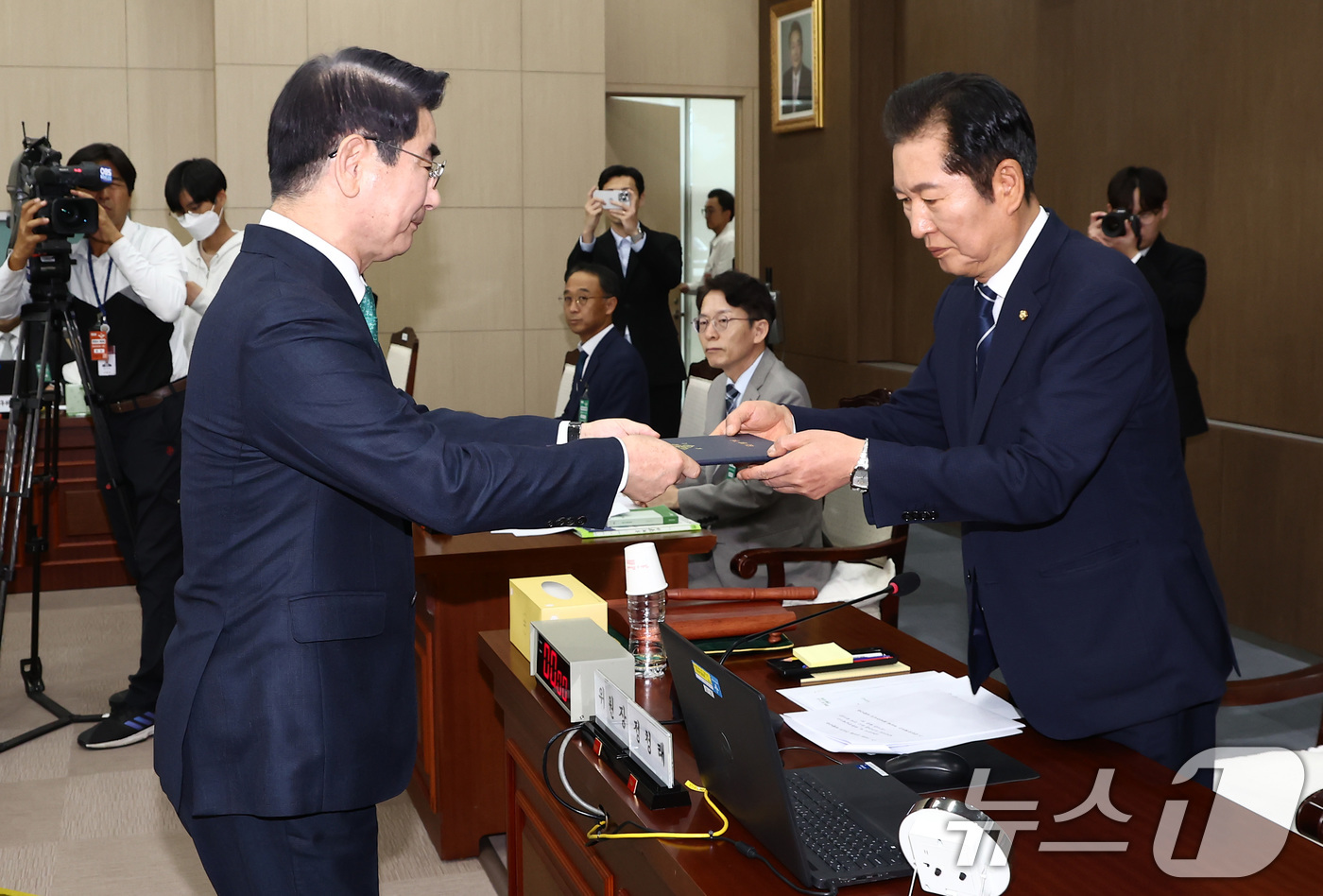 (서울=뉴스1) 김민지 기자 = 김용현 국방부 장관이 10일 오후 서울 용산구 국방부에서 열린 국사법원에 대한 국정감사에서 정청래 법제사법위원장에게 선서문을 제출하고 있다. 202 …