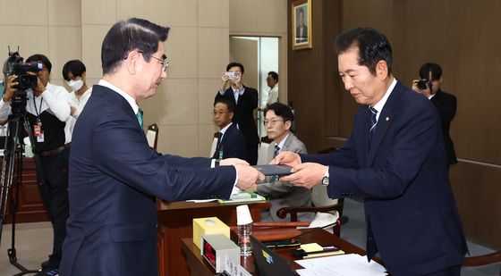 [국감]선서문 제출하는 김용현 국방장관