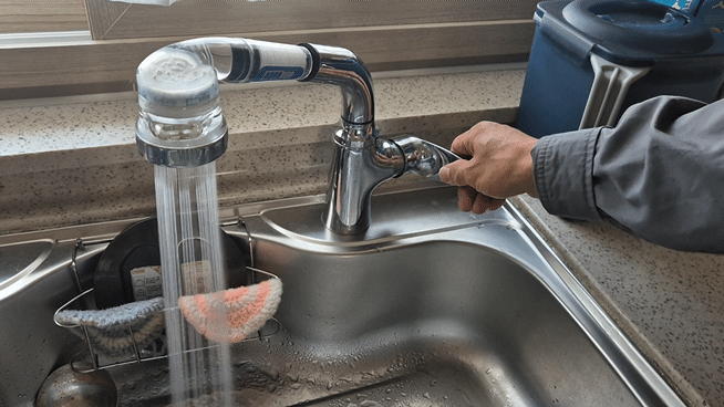 본문 이미지 - A 씨가 수도꼭지를 '온수'로 돌리자 흘러나오던 물이 멈췄다.2024.08.10.이시명기자