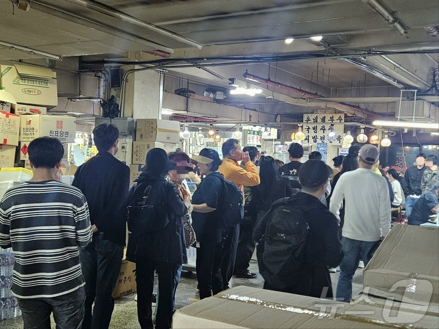 본문 이미지 - 11일 오후 서울 동대문구 경동시장의 안동국시 가게 앞에 60명이 넘는 긴 줄이 이어진 모습. 주변 상인들은 "원래 이렇게 사람이 많은 곳이 아닌데 손님이 많아져 좋다"고 말했다. 2024.10.11/뉴스1 ⓒ 뉴스1 장시온 기자