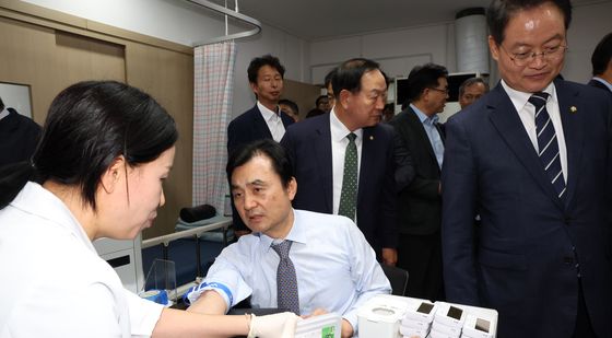 [국감]안규백 의원, 병역판정검사 시찰하며 채혈