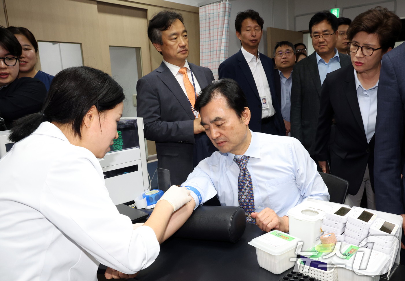 (서울=뉴스1) 김명섭 기자 = 안규백 더불어민주당 국회 국방위원회 위원이 11일 오후 서울 동작구 서울지방병무청 제1병역판정검사장에서 열린 국정감사 병역판정검사 시찰에서 채혈 검 …