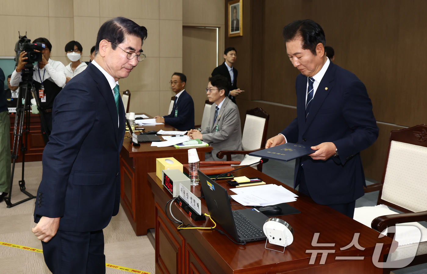 (서울=뉴스1) 김민지 기자 = 김용현 국방부 장관이 10일 오후 서울 용산구 국방부에서 열린 국사법원에 대한 국정감사에서 정청래 법제사법위원장에게 선서문을 제출하고 있다. 202 …