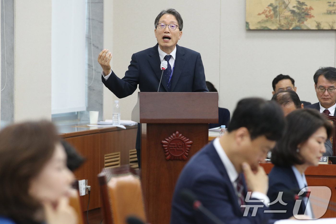 (서울=뉴스1) 이광호 기자 = 김낙년 한국학중앙연구원장이 11일 오후 서울 여의도 국회에서 열린 교육위원회의 한국교육학술정보원·한국고전번역원 등에 대한 국정감사에 출석해 의원 질 …