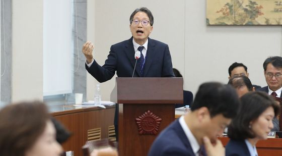 [국감]답변하는 김낙년 한국학중앙연구원장