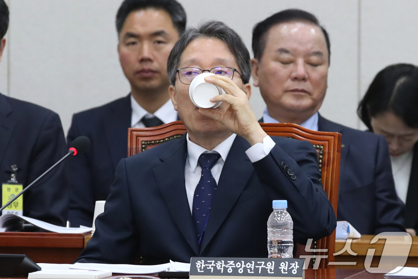 (서울=뉴스1) 이광호 기자 = 김낙년 한국학중앙연구원장이 11일 오후 서울 여의도 국회에서 열린 교육위원회의 한국교육학술정보원·한국고전번역원 등에 대한 국정감사에 출석해 목을 축 …