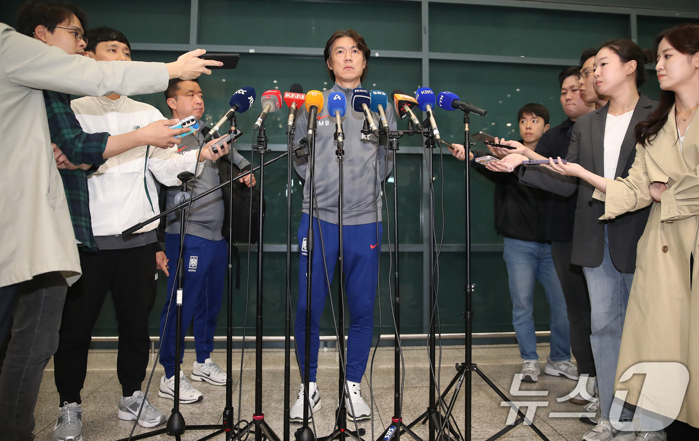 (인천공항=뉴스1) 임세영 기자 = 홍명보 대한민국 축구대표팀 감독이 11일 오후 인천국제공항을 통해 귀국, 취재진과 인터뷰를 하고 있다.대한민국 축구대표팀은 지난 10일(현지시간 …