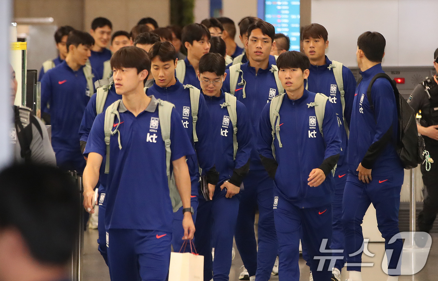 (인천공항=뉴스1) 임세영 기자 = 대한민국 축구대표팀이 11일 오후 인천국제공항을 통해 귀국하고 있다.대한민국 축구대표팀은 지난 10일(현지시간) 요르단 암만 국제경기장에서 열린 …