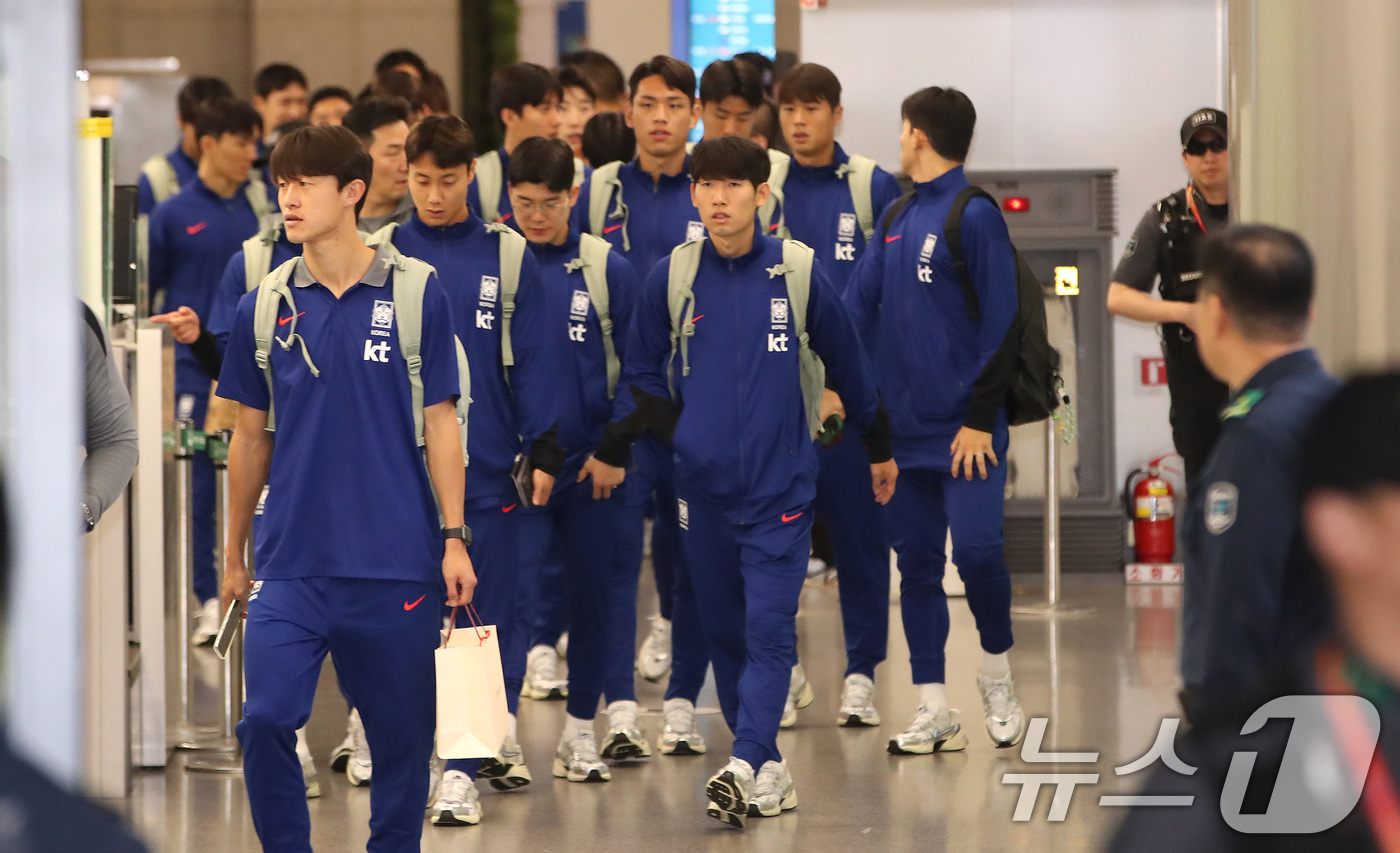 (인천공항=뉴스1) 임세영 기자 = 대한민국 축구대표팀이 11일 오후 인천국제공항을 통해 귀국하고 있다.대한민국 축구대표팀은 지난 10일(현지시간) 요르단 암만 국제경기장에서 열린 …