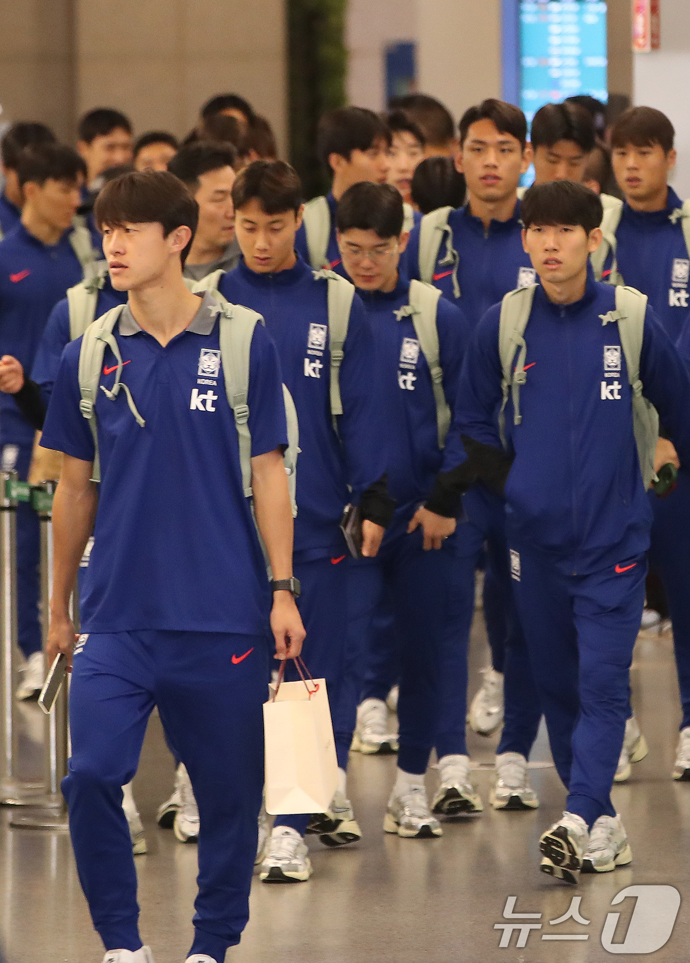 (인천공항=뉴스1) 임세영 기자 = 대한민국 축구대표팀이 11일 오후 인천국제공항을 통해 귀국하고 있다.대한민국 축구대표팀은 지난 10일(현지시간) 요르단 암만 국제경기장에서 열린 …