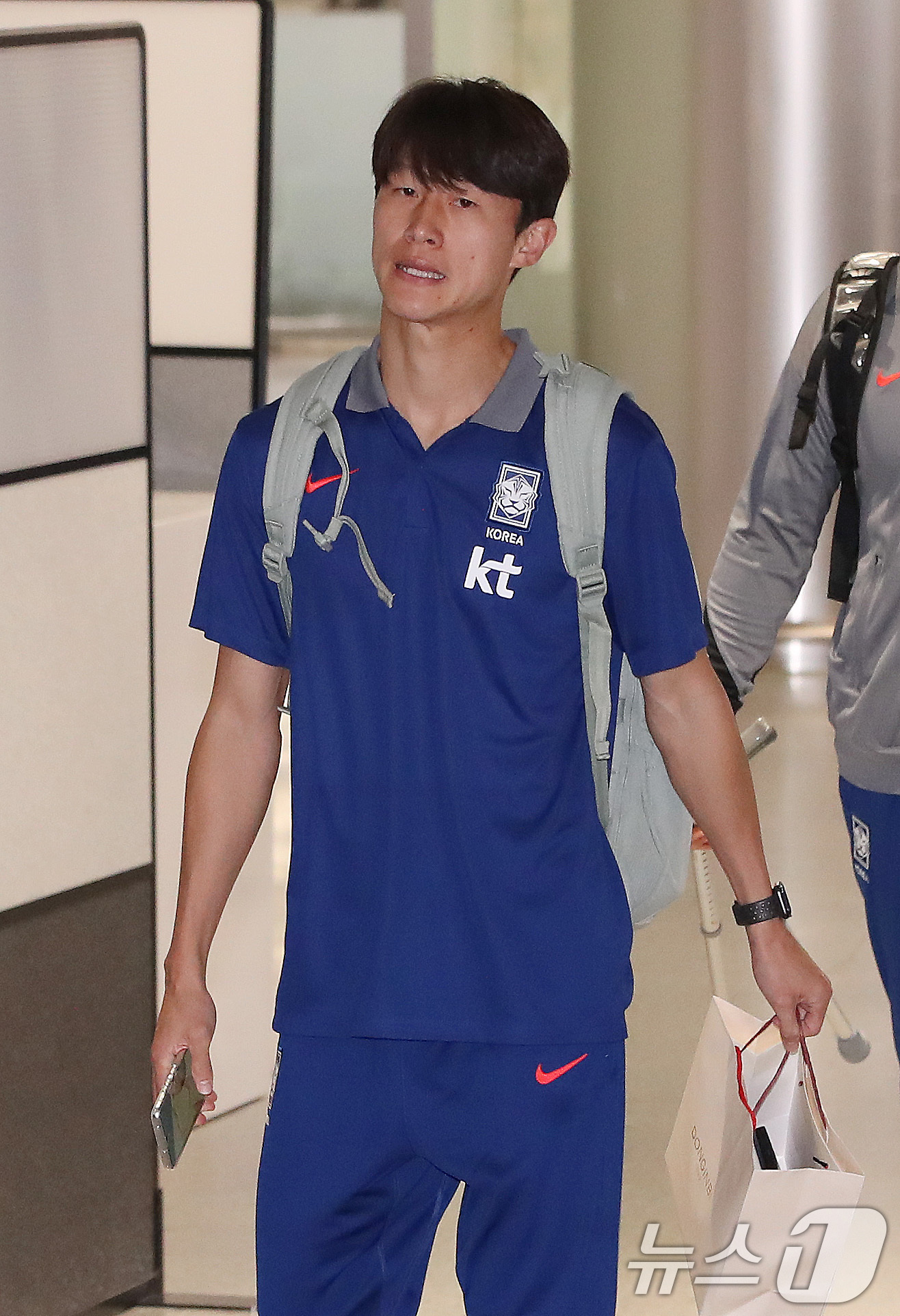 (인천공항=뉴스1) 임세영 기자 = 대한민국 축구대표팀 이재성이 11일 오후 인천국제공항을 통해 귀국하고 있다.대한민국 축구대표팀은 지난 10일(현지시간) 요르단 암만 국제경기장에 …