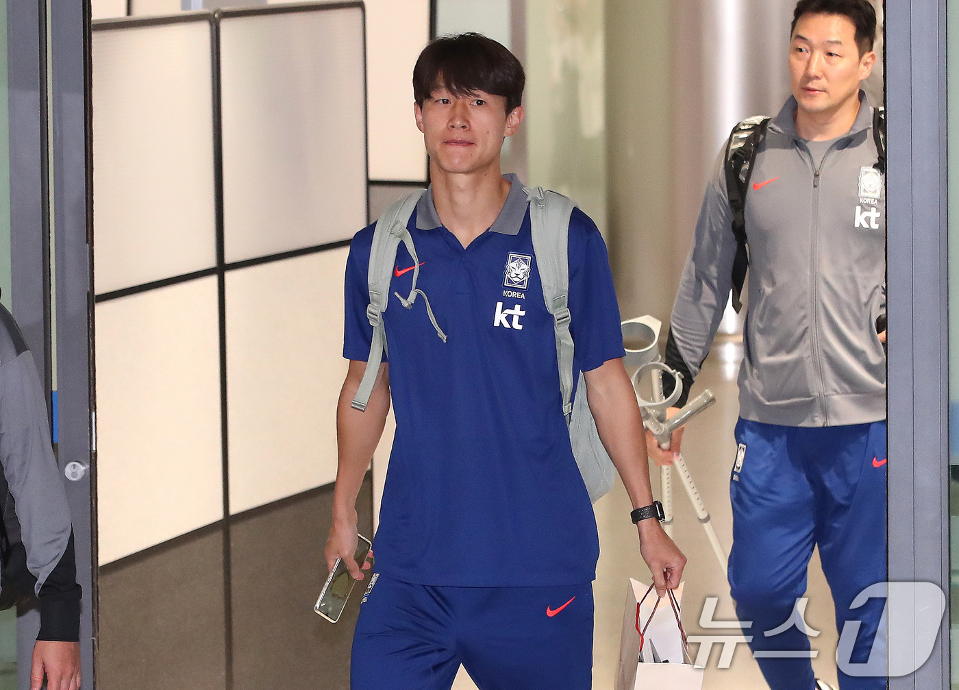 (인천공항=뉴스1) 임세영 기자 = 대한민국 축구대표팀 이재성이 11일 오후 인천국제공항을 통해 귀국하고 있다.대한민국 축구대표팀은 지난 10일(현지시간) 요르단 암만 국제경기장에 …