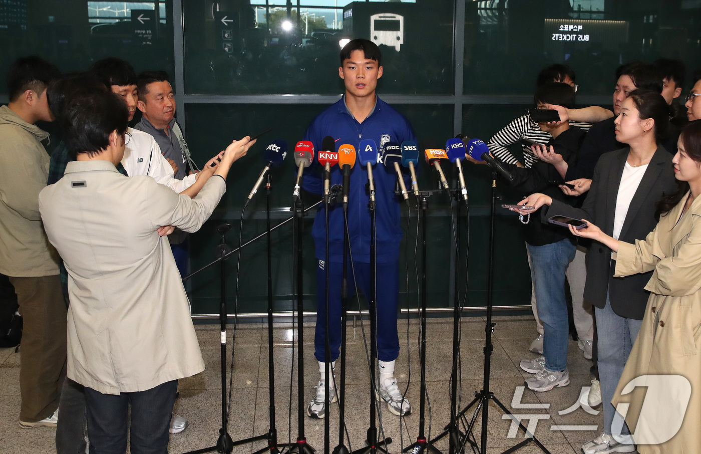 (인천공항=뉴스1) 임세영 기자 = 대한민국 축구대표팀 오현규가 11일 오후 인천국제공항을 통해 귀국, 취재진과 인터뷰를 하고 있다.대한민국 축구대표팀은 지난 10일(현지시간) 요 …