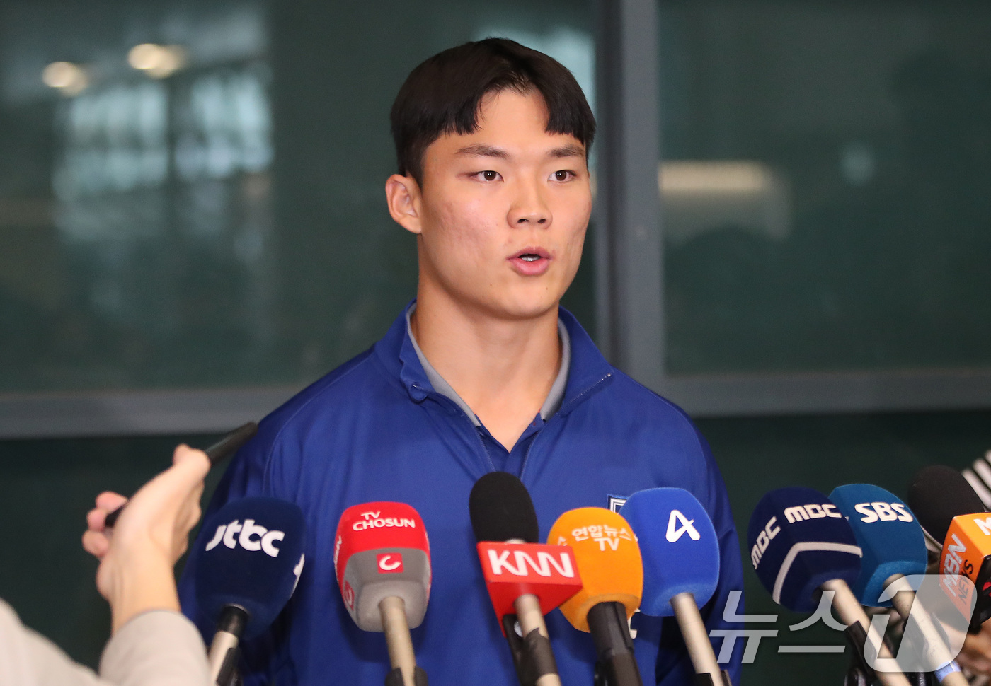 (인천공항=뉴스1) 임세영 기자 = 대한민국 축구대표팀 오현규가 11일 오후 인천국제공항을 통해 귀국, 취재진과 인터뷰를 하고 있다.대한민국 축구대표팀은 지난 10일(현지시간) 요 …