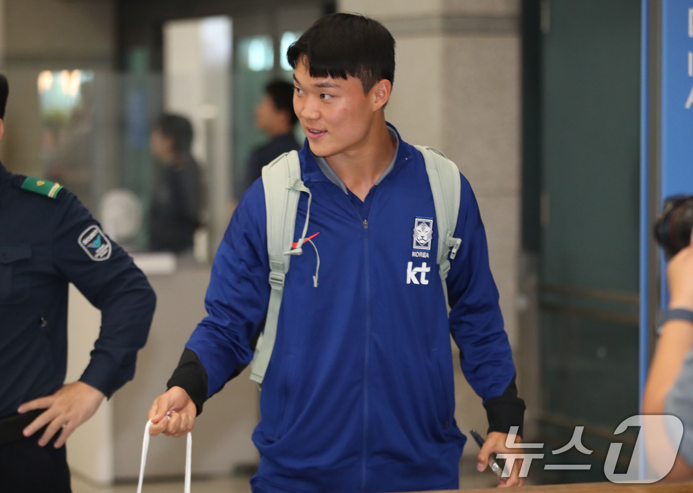 (인천공항=뉴스1) 임세영 기자 = 대한민국 축구대표팀 오현규가 11일 오후 인천국제공항을 통해 귀국하고 있다.대한민국 축구대표팀은 지난 10일(현지시간) 요르단 암만 국제경기장에 …