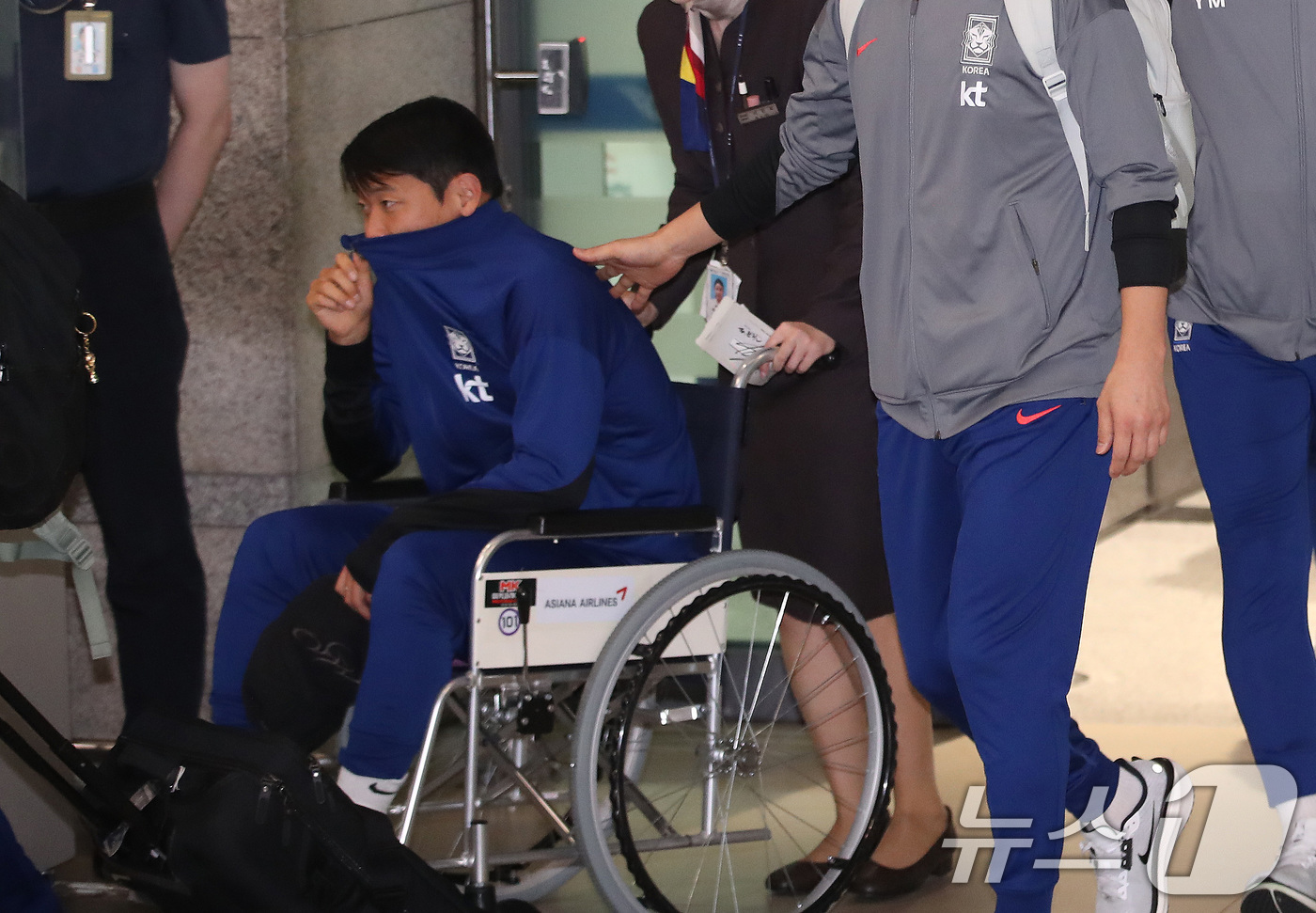 (인천공항=뉴스1) 임세영 기자 = 대한민국 축구대표팀 황희찬이 11일 오후 인천국제공항을 통해 휠체어를 타고 귀국하고 있다.대한민국 축구대표팀은 지난 10일(현지시간) 요르단 암 …