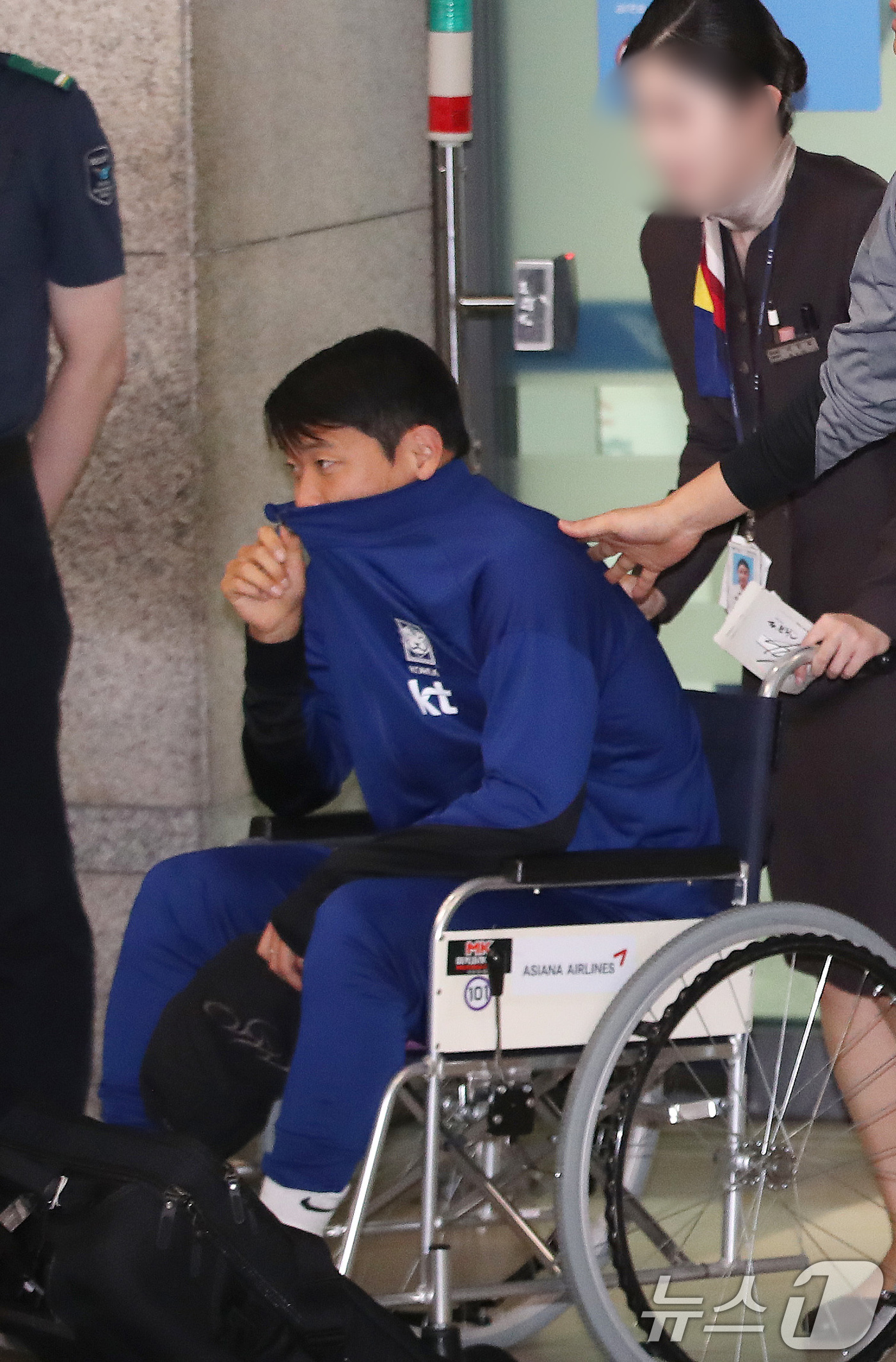 (인천공항=뉴스1) 임세영 기자 = 대한민국 축구대표팀 황희찬이 11일 오후 인천국제공항을 통해 휠체어를 타고 귀국하고 있다.대한민국 축구대표팀은 지난 10일(현지시간) 요르단 암 …