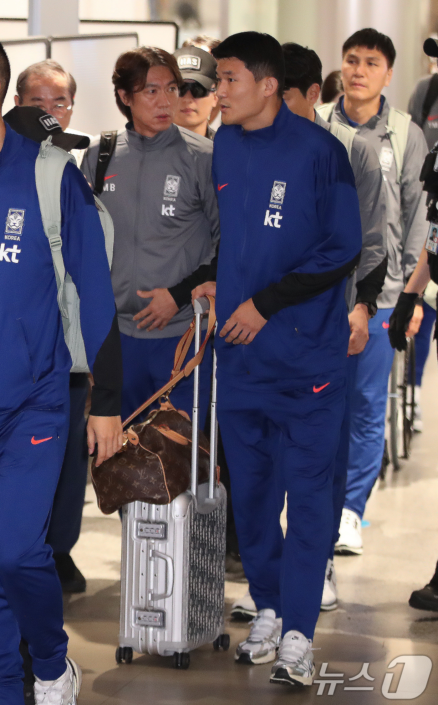 (인천공항=뉴스1) 임세영 기자 = 대한민국 축구대표팀 홍명보 감독과 김민재가 11일 오후 인천국제공항을 통해 귀국하고 있다.대한민국 축구대표팀은 지난 10일(현지시간) 요르단 암 …