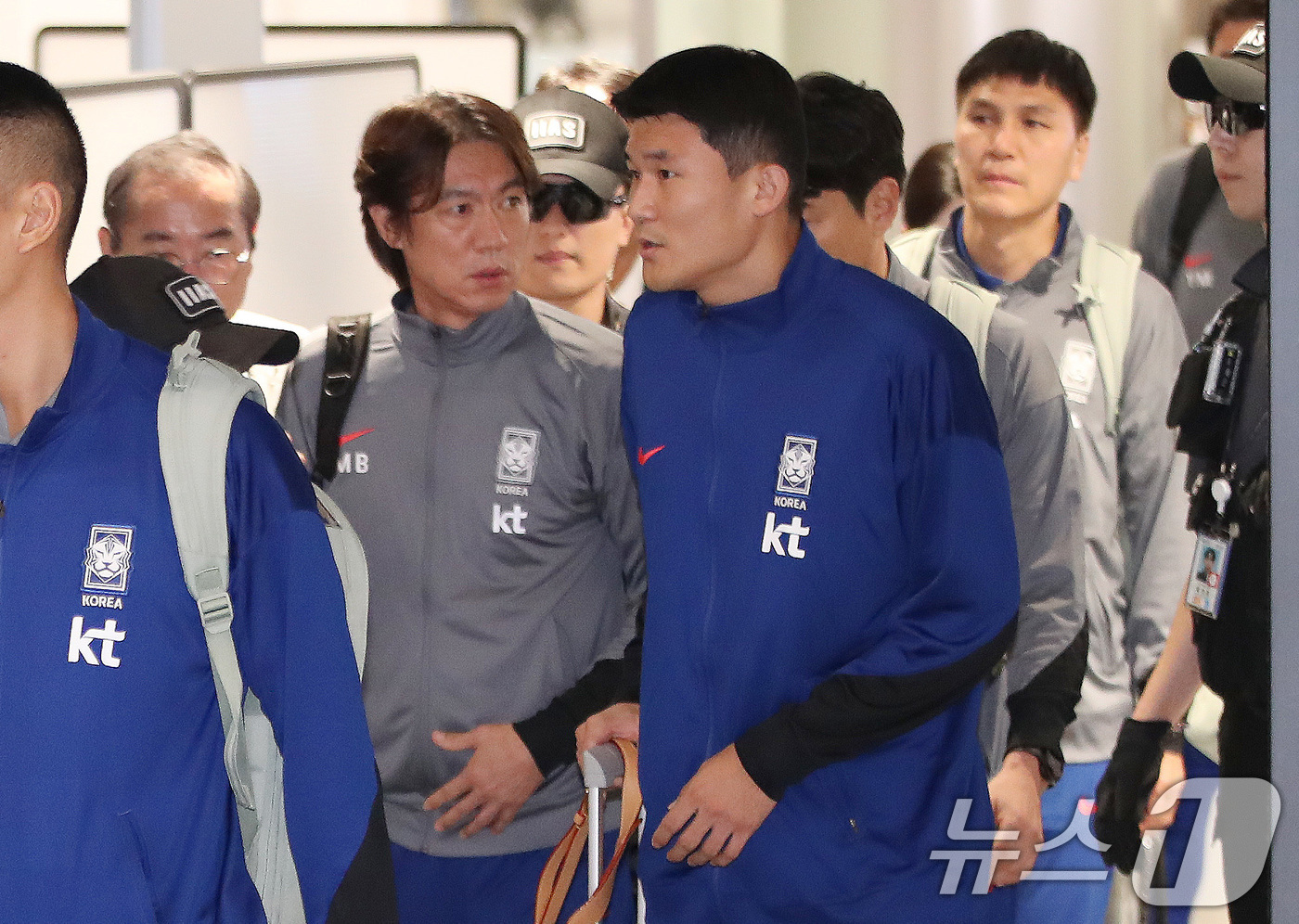 (인천공항=뉴스1) 임세영 기자 = 대한민국 축구대표팀 홍명보 감독과 김민재가 11일 오후 인천국제공항을 통해 귀국하고 있다.대한민국 축구대표팀은 지난 10일(현지시간) 요르단 암 …