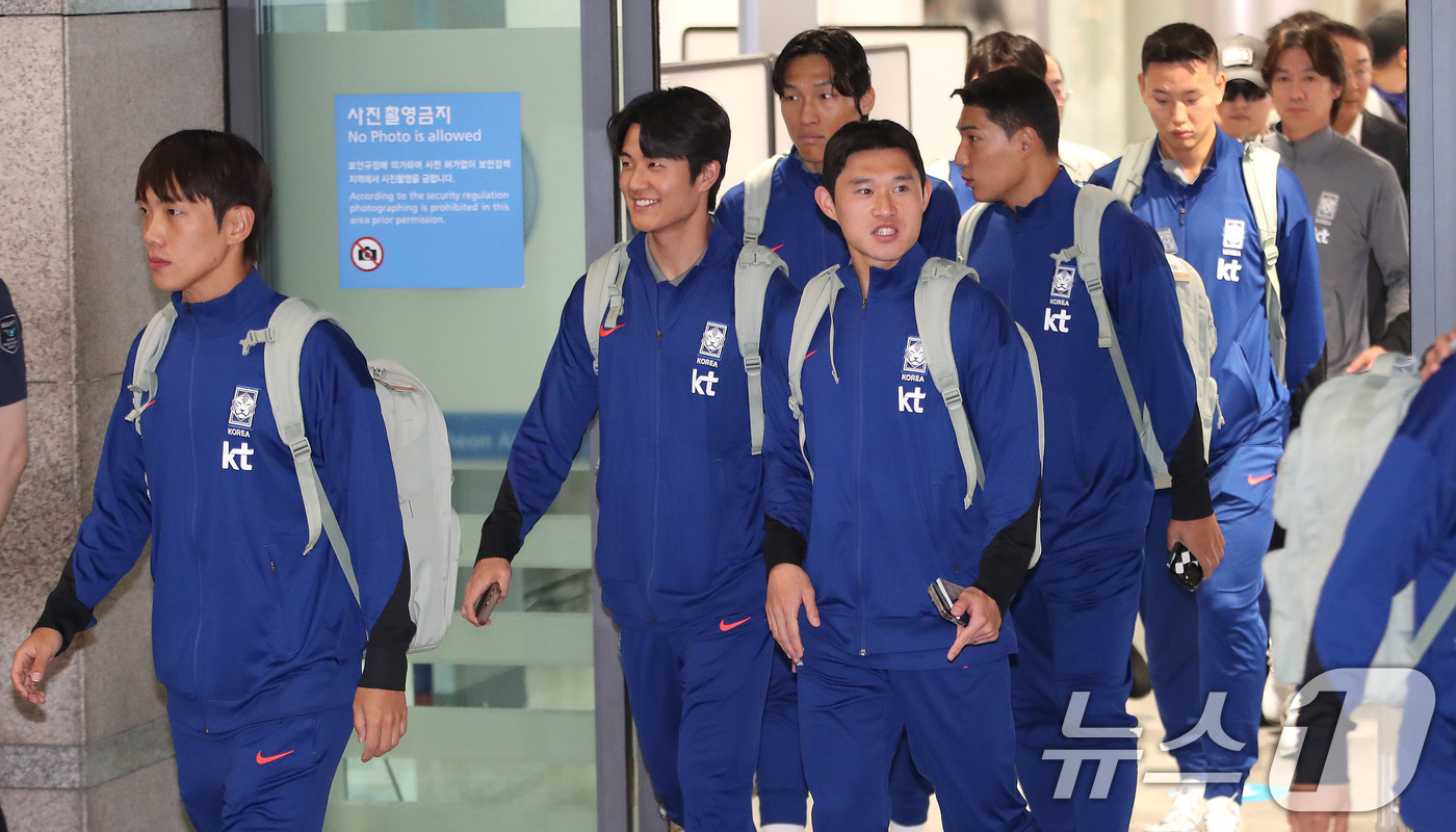 (인천공항=뉴스1) 임세영 기자 = 대한민국 축구대표팀이 11일 오후 인천국제공항을 통해 귀국하고 있다.대한민국 축구대표팀은 지난 10일(현지시간) 요르단 암만 국제경기장에서 열린 …