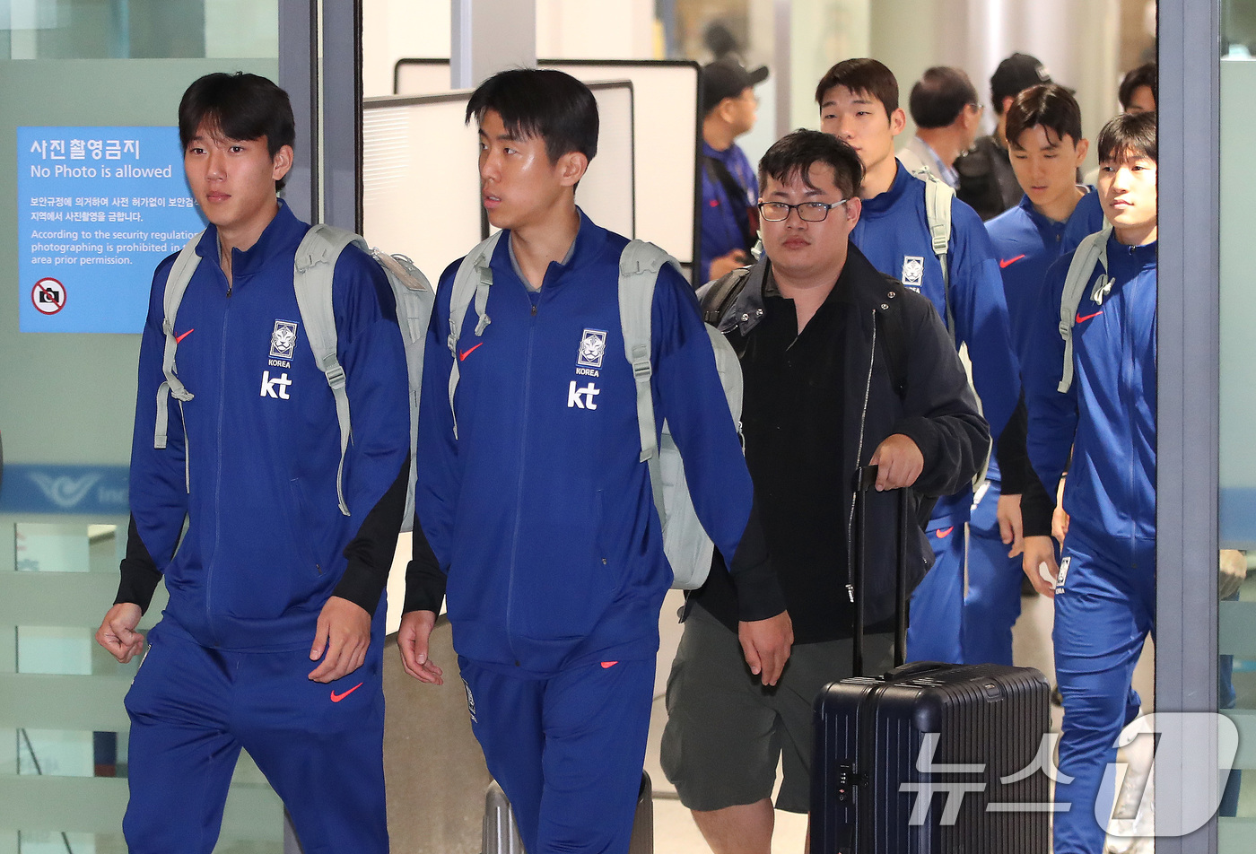 (인천공항=뉴스1) 임세영 기자 = 대한민국 축구대표팀이 11일 오후 인천국제공항을 통해 귀국하고 있다.대한민국 축구대표팀은 지난 10일(현지시간) 요르단 암만 국제경기장에서 열린 …