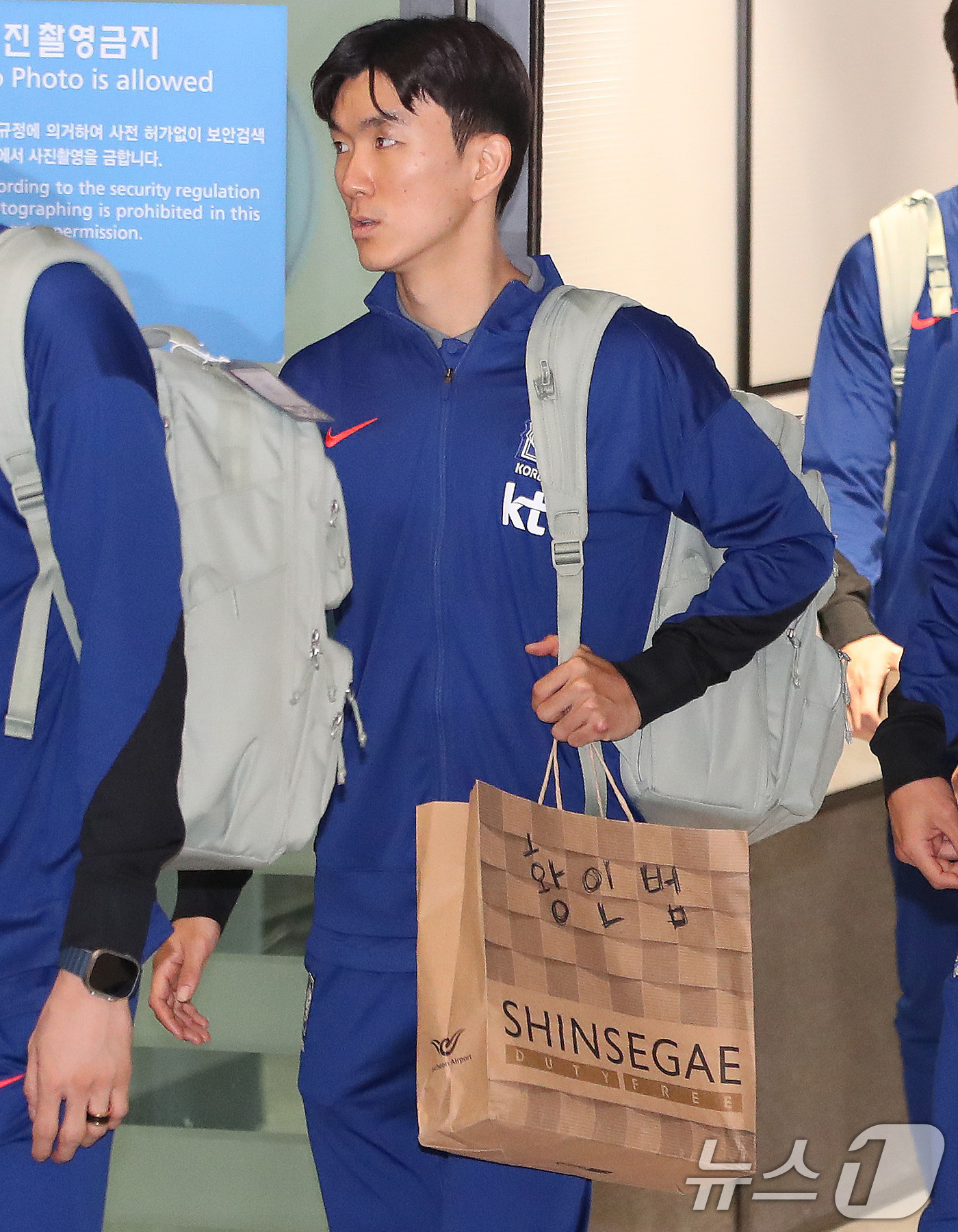 (인천공항=뉴스1) 임세영 기자 = 대한민국 축구대표팀 황인범이 11일 오후 인천국제공항을 통해 귀국하고 있다.대한민국 축구대표팀은 지난 10일(현지시간) 요르단 암만 국제경기장에 …