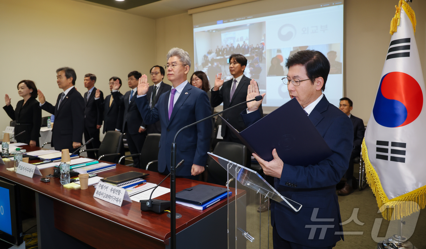 (파리=뉴스1) 이준성 기자 = 최상대(맨 오른쪽) 주오이시디 한국 대표부 대사와 주프랑스 한국대사관, 주유네스코 대사관, 주벨기에 대사관 등 기관장과 재외공관 직원들이 11일(현 …