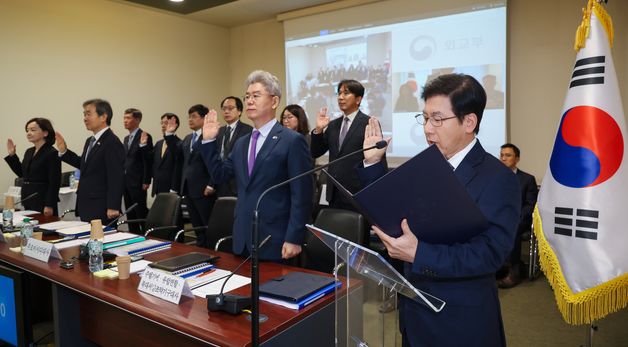 [국감]선서하는 최상대 주OECD 대표부 대사 등 유럽 재외공관 기관장과 직원들