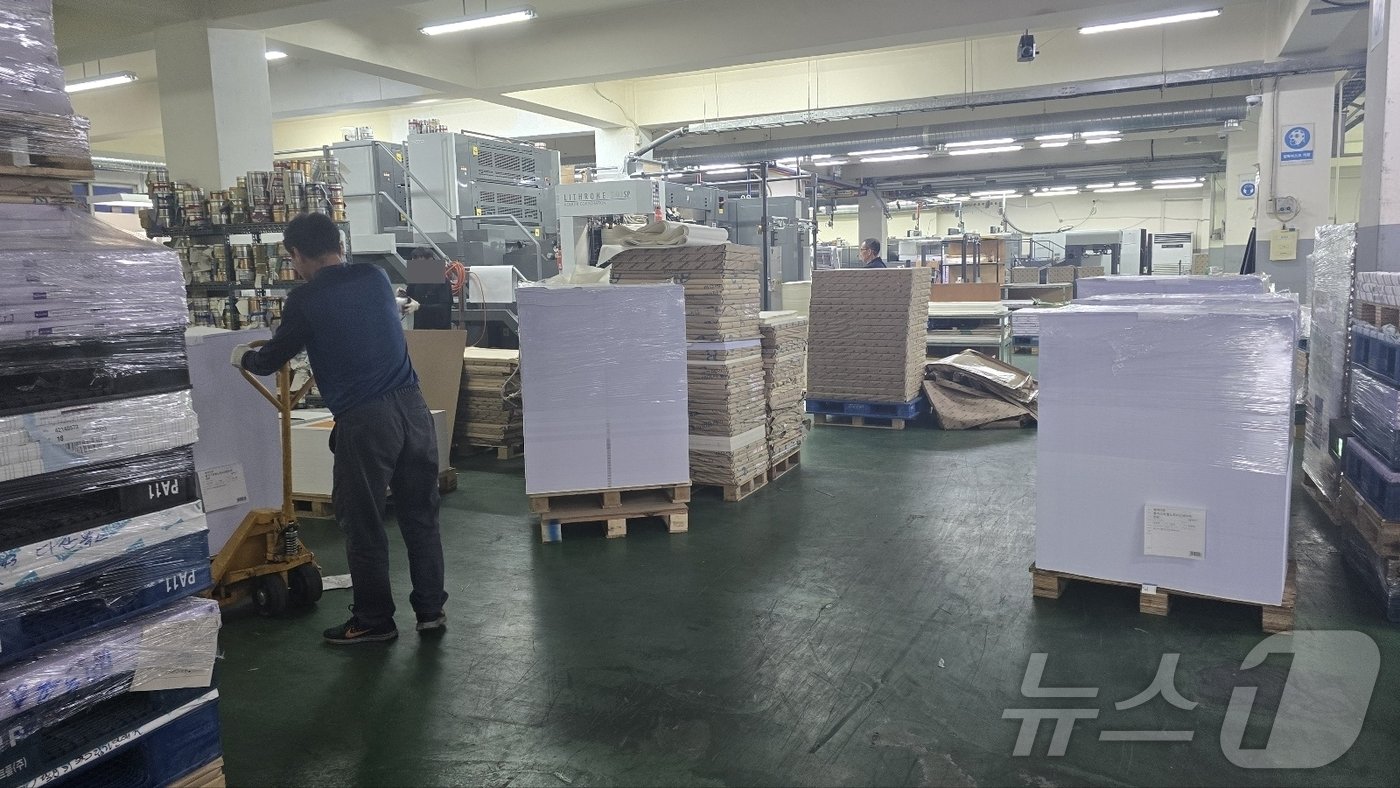 본문 이미지 - 한강 작가의 저서 추가 인쇄를 위해 한영문화사 직원들이 주말도 반납하고 인쇄가 5대를 풀가동할 계획이다. 인쇄소 내 직원들이 추가 주문량을 맞추기 위해 분주히 움직이고 있는 모습. /박대준 기자