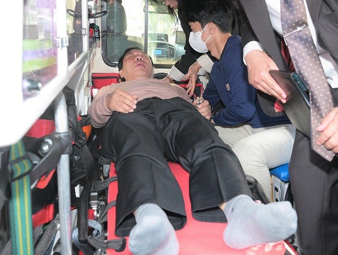 본문 이미지 - 11일 오후 엿새째 이어오던 단식 중단을 선언한 최민호 세종시장이 병원으로 가기 위해 응급차에 탑승하고 있다. (세종시 제공) / 뉴스1