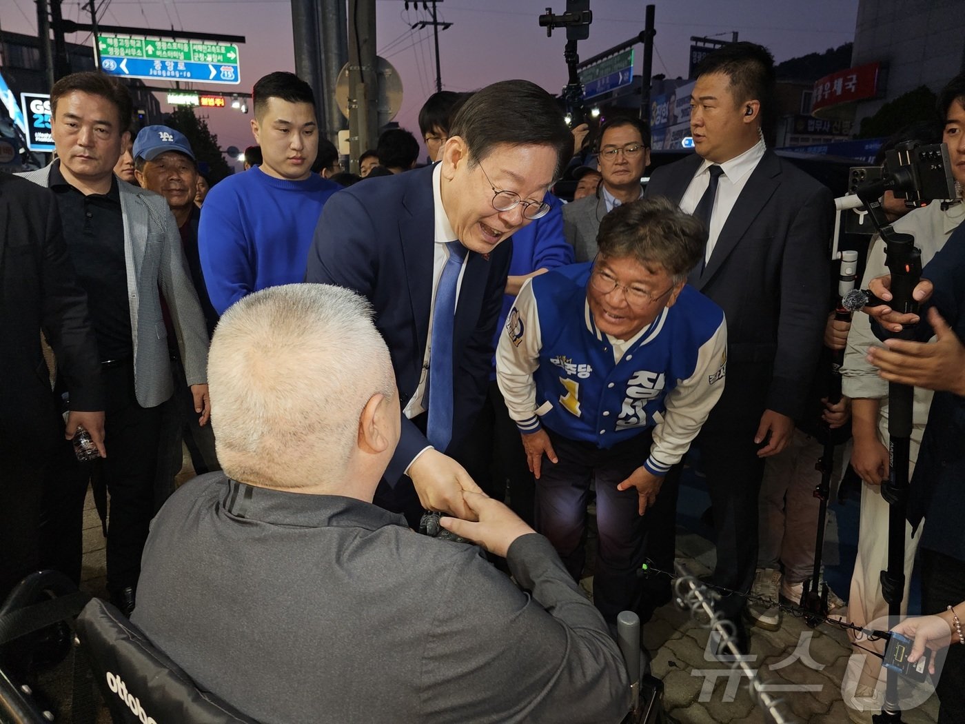 이재명 더불어민주당 대표가 11일 영광을 찾아 지역 상점에서 영광주민들에게 인사를 하면서 장세일 후보에 대한 지지를 호소하고 있다.2024.10.11/뉴스1 ⓒ News1 서충섭 기자