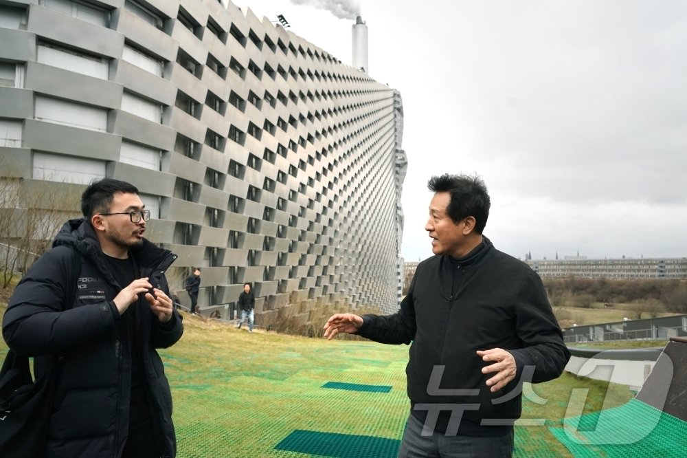 오세훈 서울시장은 지난 2023년 &#39;아마게르 바케&#39;를 찾아 마포자원회수시설을 친환경·지역명소로 만들기 위한 방안을 논의했다. &#40;서울시 제공&#41; ⓒ 뉴스1