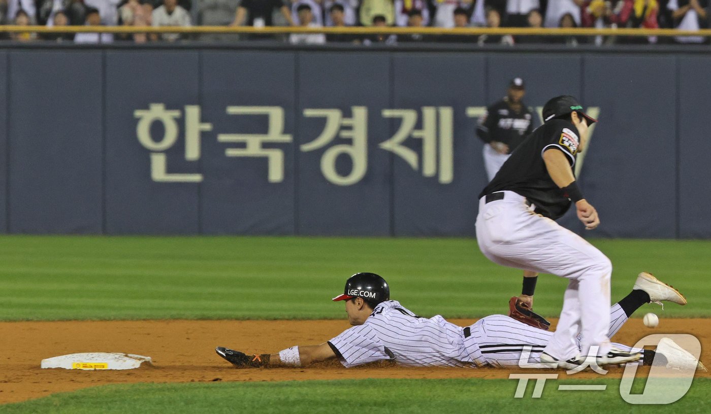 11일 오후 송파구 잠실야구장에서 열린 프로야구 &#39;2024 신한 SOL 뱅크 KBO 포스트시즌&#39; 준플레이오프 5차전 kt 위즈와 LG 트윈스의 경기, LG 공격 3회말 1사 1루 상황에서 1루주자 신민재의 도루가 성공한 동시에 KT 수비 실책으로 공이 빠지고 있다. 2024.10.11/뉴스1 ⓒ News1 장수영 기자