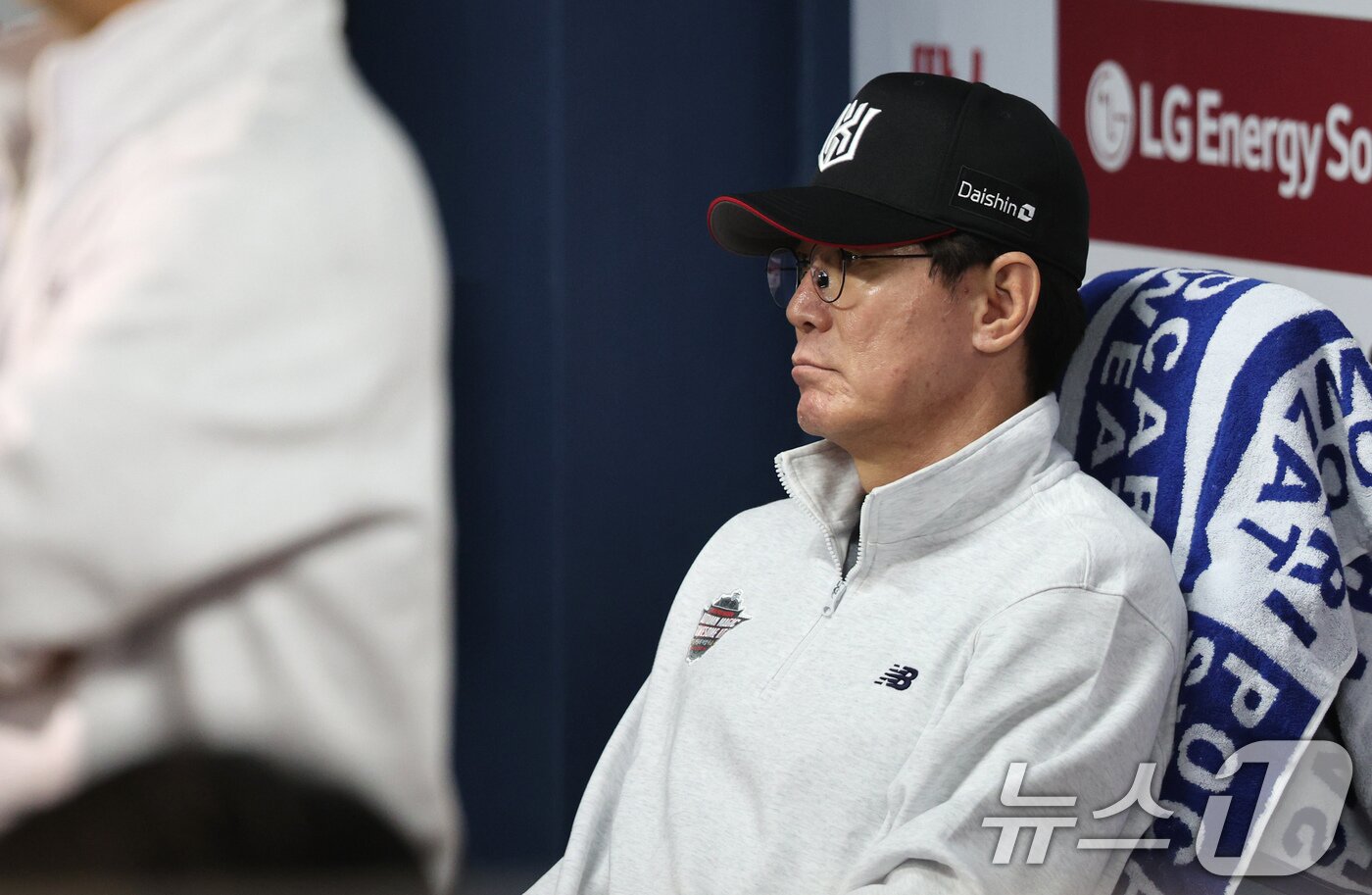 본문 이미지 - 11일 오후 송파구 잠실야구장에서 열린 프로야구 &#39;2024 신한 SOL 뱅크 KBO 포스트시즌&#39; 준플레이오프 5차전 kt 위즈와 LG 트윈스의 경기, 3회말 KT 이강철 감독이 굳은 표정으로 경기를 지켜보고 있다. 2024.10.11/뉴스1 ⓒ News1 장수영 기자