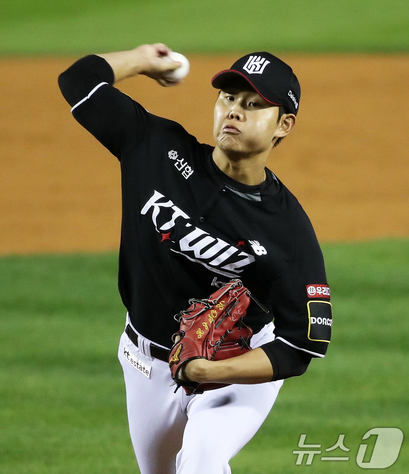 본문 이미지 - 11일 오후 서울 송파구 잠실야구장에서 열린 프로야구 '2024 신한 SOL 뱅크 KBO 포스트시즌' 준플레이오프 5차전 KT 위즈와 LG 트윈스의 경기, 4회말 LG 공격 1사 1루 상황에서 구원 등판한 KT 소형준이 역투하고 있다. 2024.10.11/뉴스1 ⓒ News1 오대일 기자