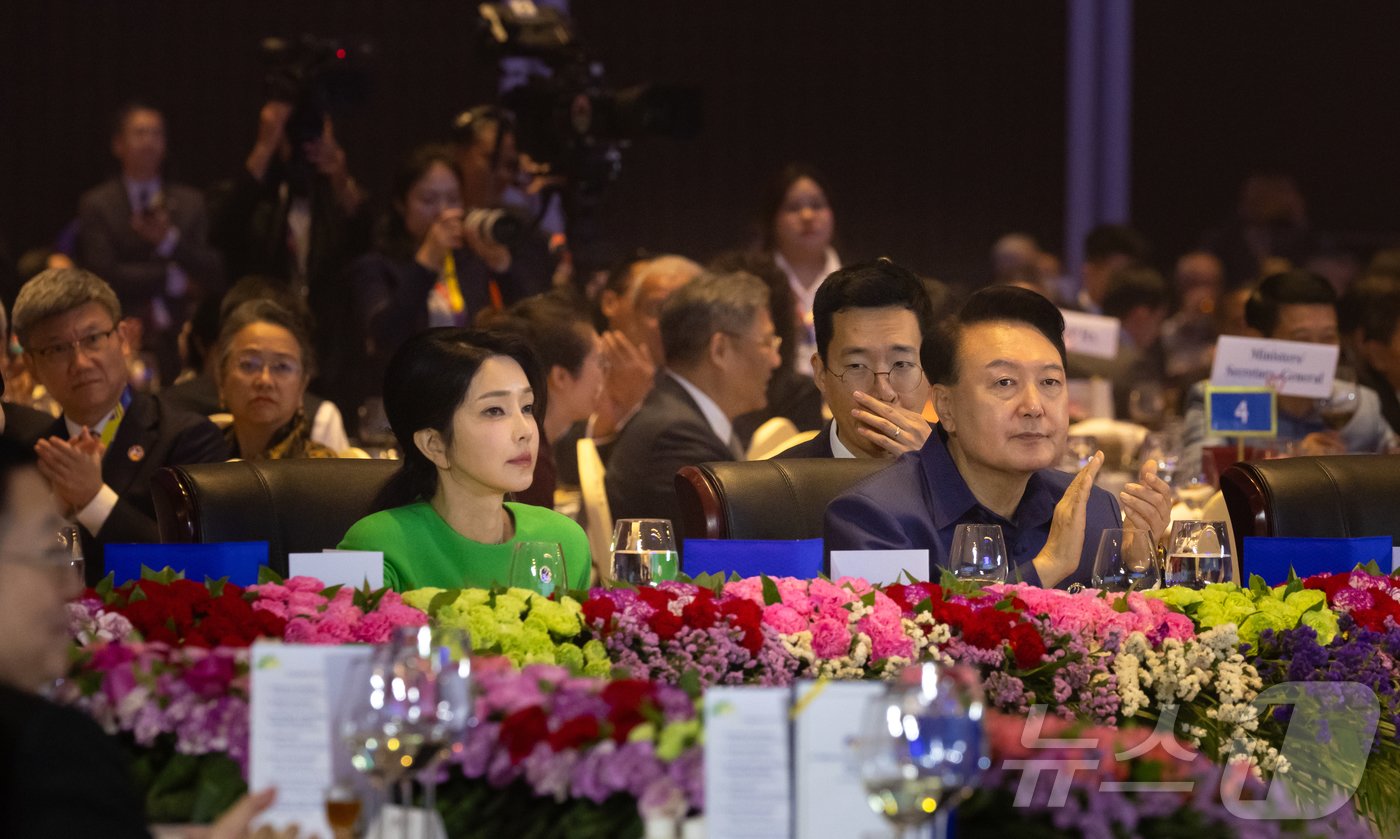 본문 이미지 - 윤석열 대통령과 김건희 여사가 10일(현지시간) 라오스 비엔티안 국립컨벤션센터에서 열린 아세안 정상회의 갈라 만찬에 참석해 손싸이 시판돈 라오스 총리의 만찬사에 박수치고 있다. (대통령실 제공) 2024.10.11/뉴스1 ⓒ News1 송원영 기자