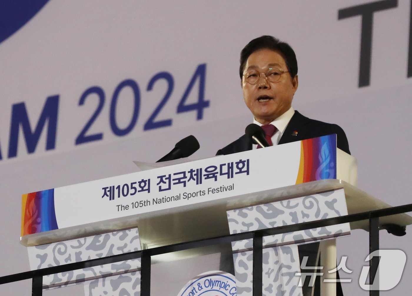 본문 이미지 - 박완수 경남도지사가 11일 오후 경남 김해종합운동장에서 열린 제105회 전국체육대회 개회식에서 환영사를 하고 있다. 17일까지 열리는 이번 전국체전에는 2024 파리 올림픽에서 활약한 안세영, 김우진, 임시현 등을 포함해 49개 종목 2만9641명의 선수가 출전한다. 2024.10.11/뉴스1 ⓒ News1 윤일지 기자