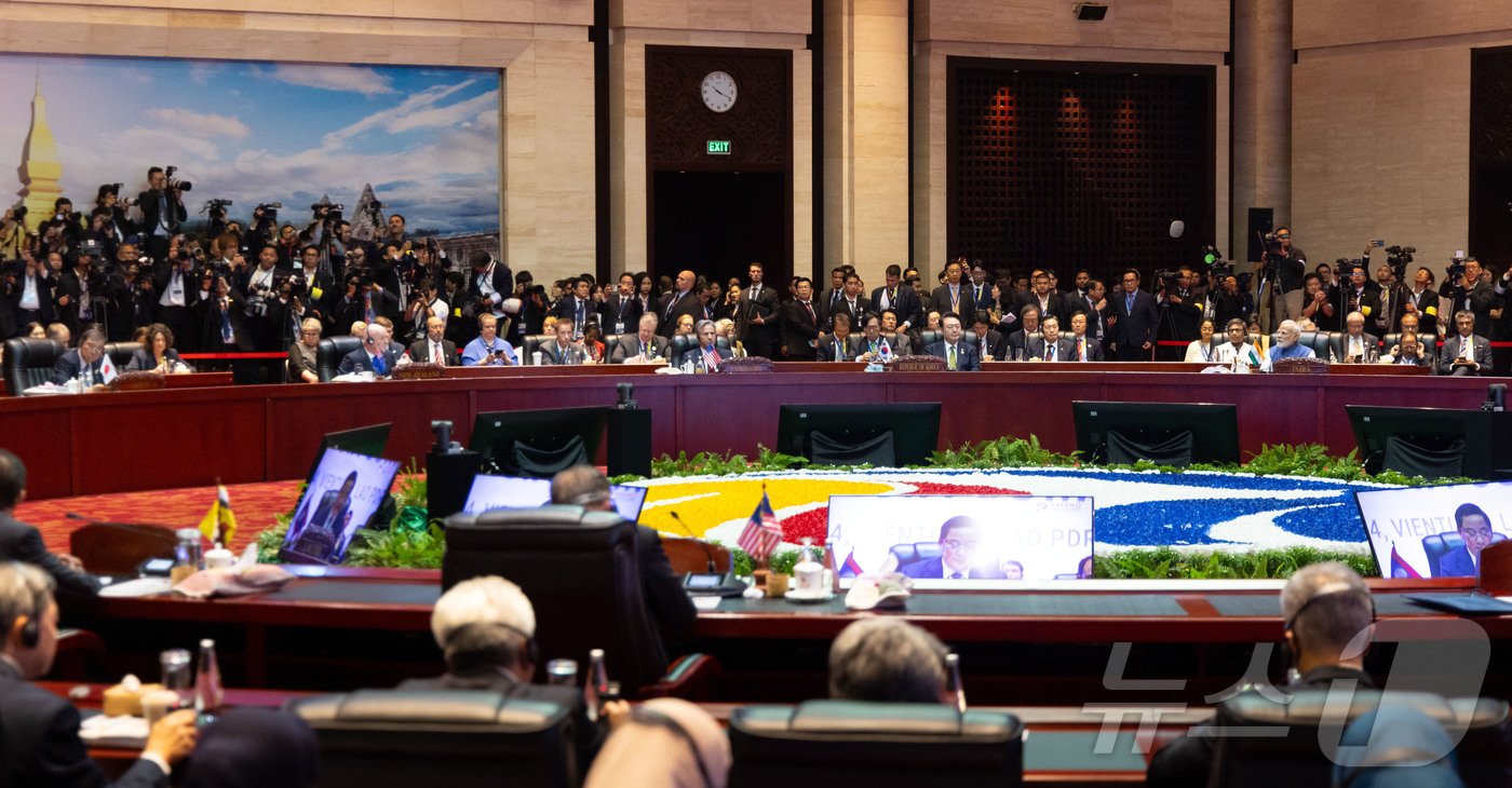 본문 이미지 - 윤석열 대통령이 11일(현지시간) 라오스 비엔티안 국립컨벤션센터(NCC)에서 열린 동아시아 정상회의(EAS)에 참석하고 있다. (대통령실 제공) 2024.10.11/뉴스1 ⓒ News1 송원영 기자