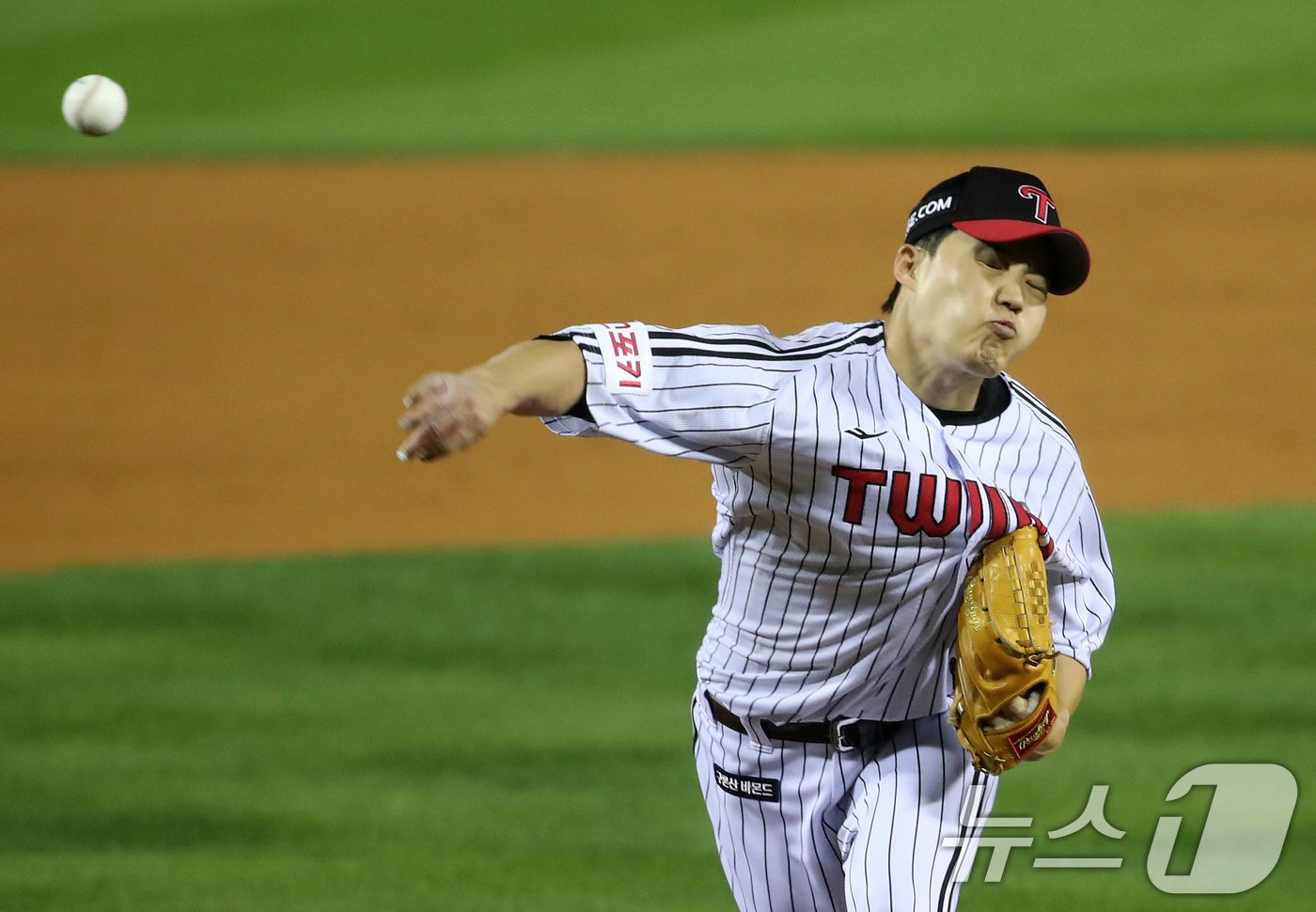 11일 오후 서울 송파구 잠실야구장에서 열린 프로야구 &#39;2024 신한 SOL 뱅크 KBO 포스트시즌&#39; 준플레이오프 5차전 KT 위즈와 LG 트윈스의 경기, 5회말 LG 선발투수 임찬규가 역투하고 있다. 2024.10.11/뉴스1 ⓒ News1 오대일 기자