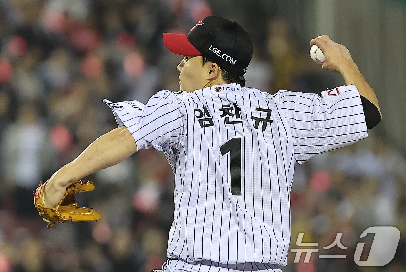 11일 오후 서울 송파구 잠실야구장에서 열린 프로야구 &#39;2024 신한 SOL 뱅크 KBO 포스트시즌&#39; 준플레이오프 5차전 kt 위즈와 LG 트윈스의 경기, LG 선발 임찬규가 6회초 힘차게 공을 던지고 있다. 2024.10.11/뉴스1 ⓒ News1 김진환 기자