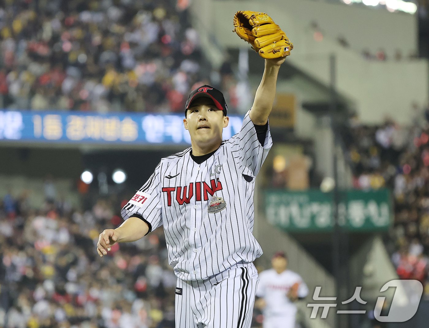 11일 오후 서울 송파구 잠실야구장에서 열린 프로야구 &#39;2024 신한 SOL 뱅크 KBO 포스트시즌&#39; 준플레이오프 5차전 kt 위즈와 LG 트윈스의 경기, LG 선발 임찬규가 6회초 이닝을 실점 없이 마친 뒤 팬들의 연호에 손을 흔들고 있다. 2024.10.11/뉴스1 ⓒ News1 김진환 기자