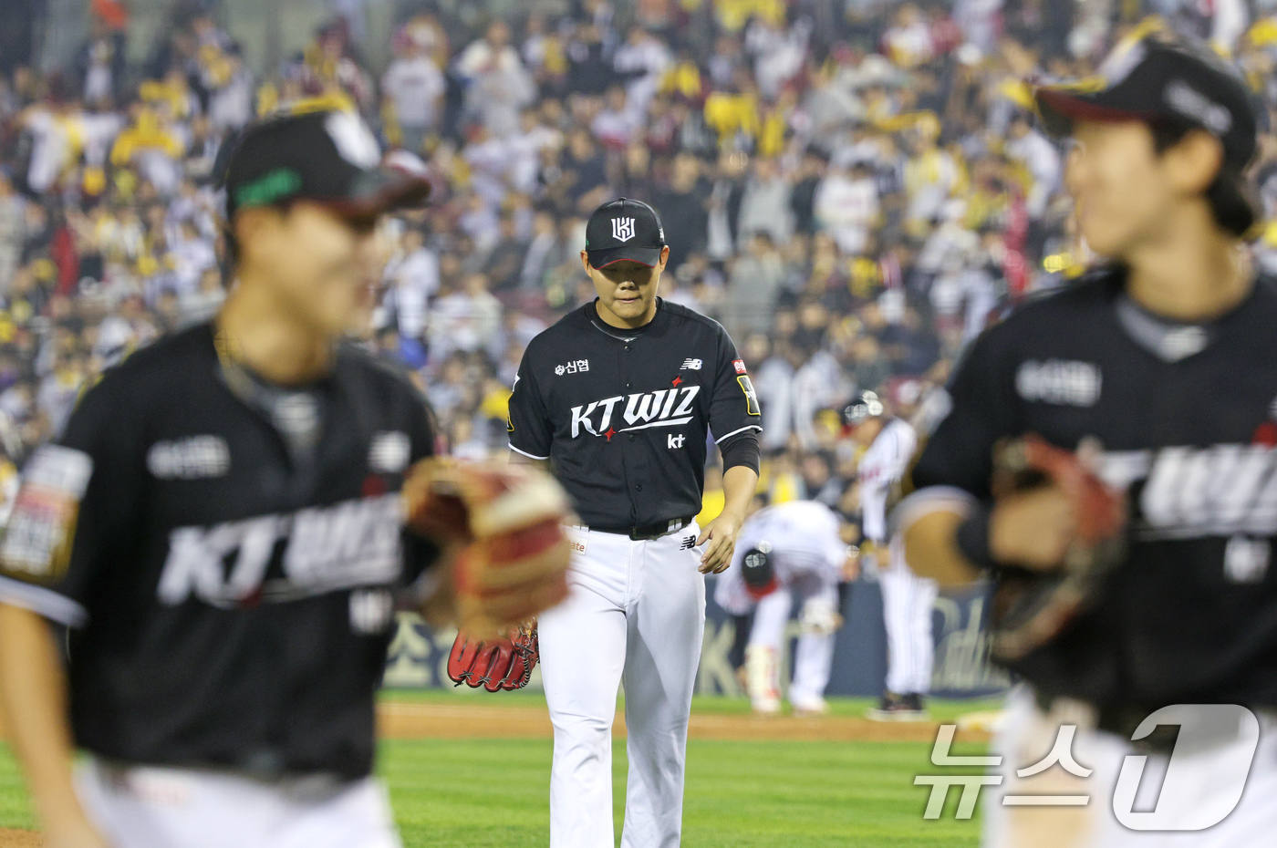 (서울=뉴스1) 장수영 기자 = 11일 오후 송파구 잠실야구장에서 열린 프로야구 '2024 신한 SOL 뱅크 KBO 포스트시즌' 준플레이오프 5차전 kt 위즈와 LG 트윈스의 경기 …