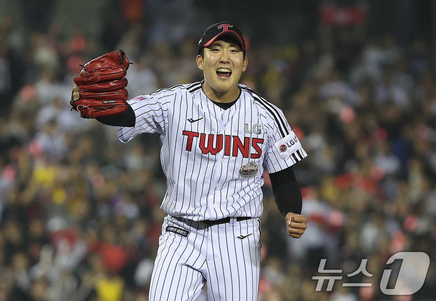 본문 이미지 - 11일 오후 서울 송파구 잠실야구장에서 열린 프로야구 '2024 신한 SOL 뱅크 KBO 포스트시즌' 준플레이오프 5차전 kt 위즈와 LG 트윈스의 경기, 7회초 만루 상황에서 1실점으로 틀어막은 LG 손주영이 포효하고 있다. 2024.10.11/뉴스1 ⓒ News1 김진환 기자