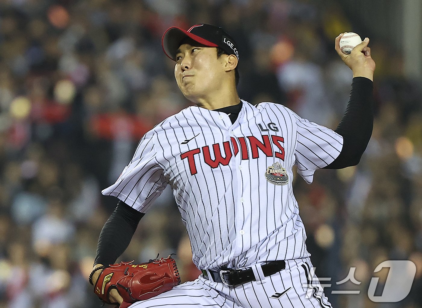 본문 이미지 - 11일 오후 서울 송파구 잠실야구장에서 열린 프로야구 '2024 신한 SOL 뱅크 KBO 포스트시즌' 준플레이오프 5차전 kt 위즈와 LG 트윈스의 경기, LG 손주영이 8회초 등판해 힘차게 공을 던지고 있다. 2024.10.11/뉴스1 ⓒ News1 김진환 기자