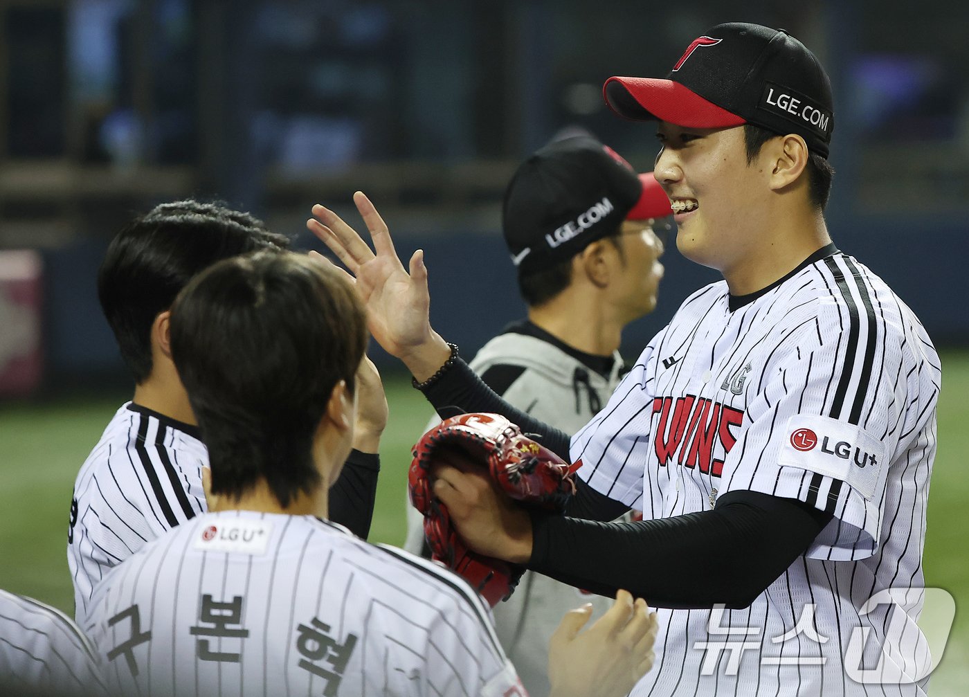 11일 오후 서울 송파구 잠실야구장에서 열린 프로야구 &#39;2024 신한 SOL 뱅크 KBO 포스트시즌&#39; 준플레이오프 5차전 kt 위즈와 LG 트윈스의 경기, LG 손주영이 8회초 실점 없이 이닝을 마친 뒤 더그아웃으로 향하고 있다. 2024.10.11/뉴스1 ⓒ News1 김진환 기자